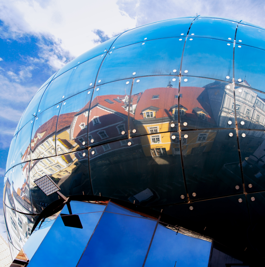 Кунстхаус в Граці, на фасаді віддзеркалюється старе місто