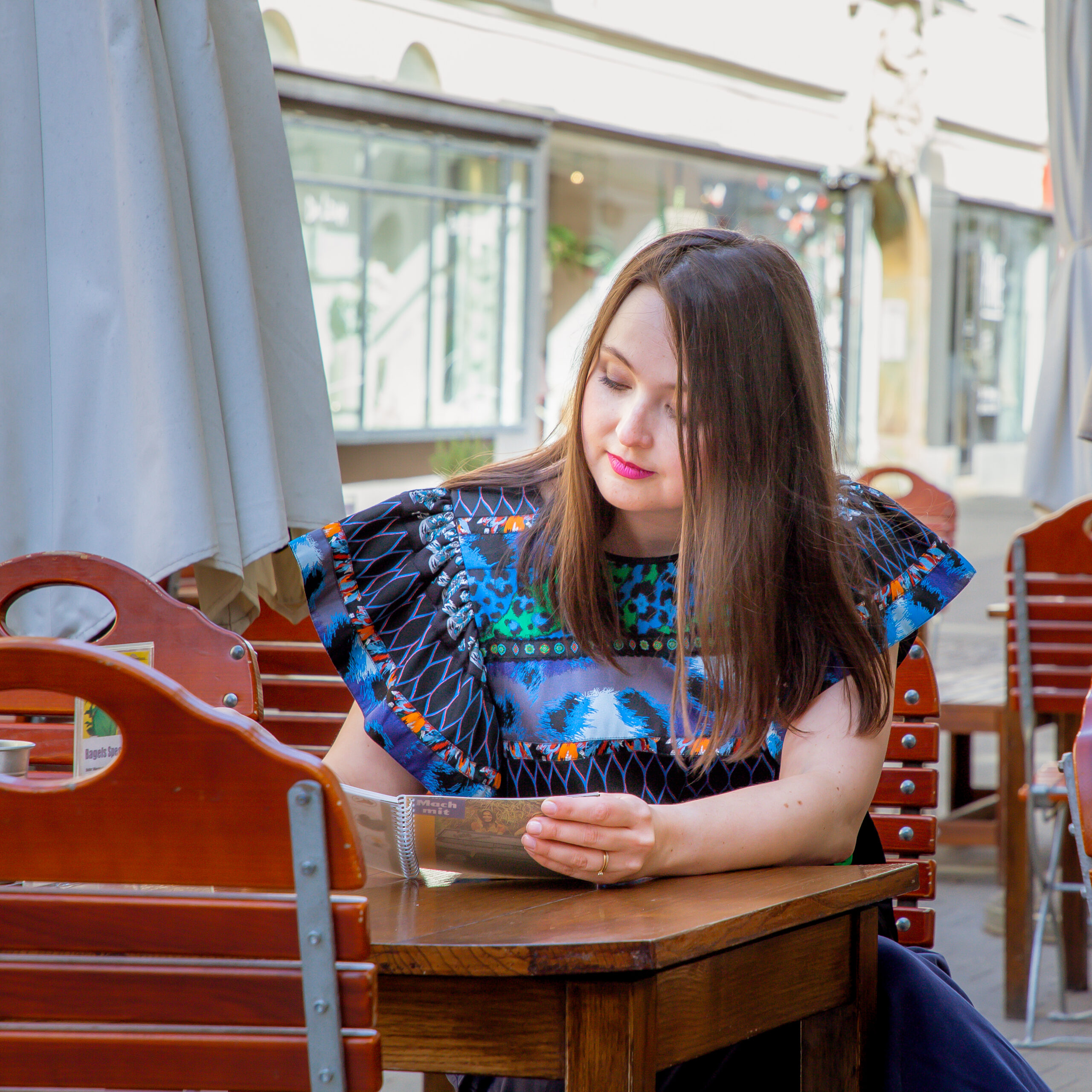 гидесса в Граце читает меню в кафе