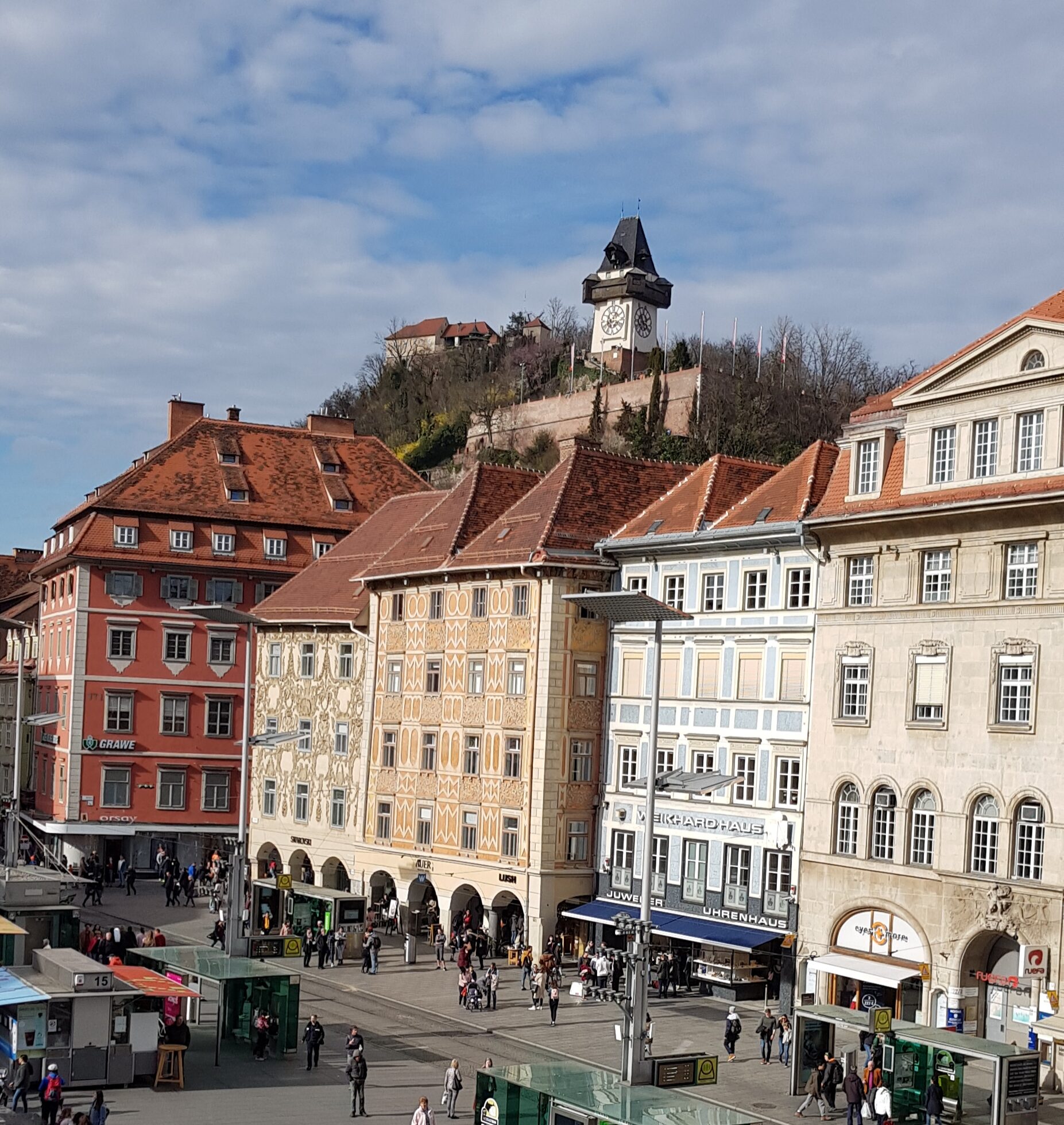 Грац, головна площа з видом на Шлоссберг